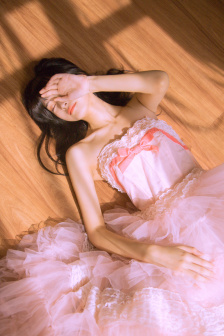 宝宝腿抬高一点就不会疼了